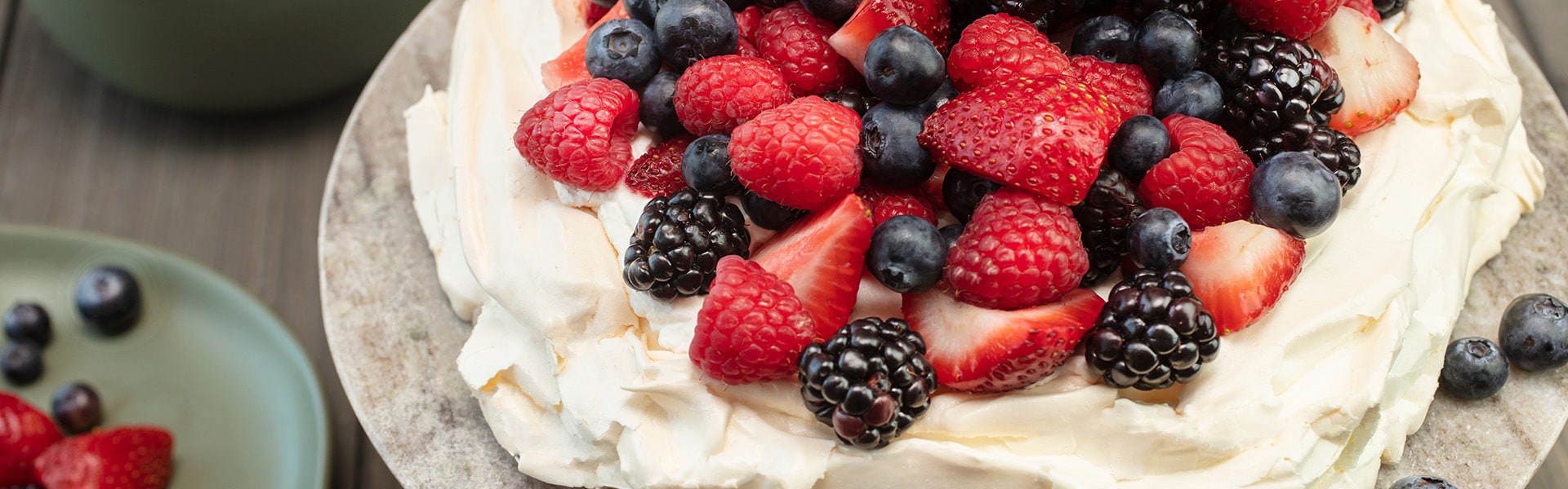 pavlova-orman-meyveli-soslu